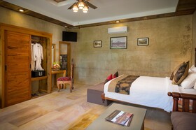 Model Temple Resort & Spa