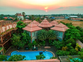 Model Temple Resort & Spa