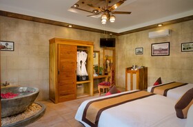 Model Temple Resort & Spa