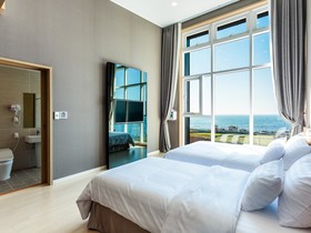 Rich Hotel