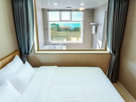 Rich Hotel