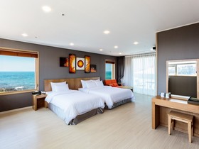 Rich Hotel