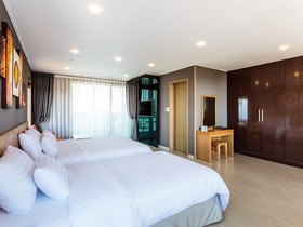 Rich Hotel