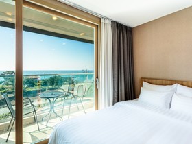 Rich Hotel