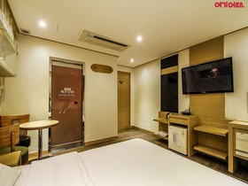 Seven Hotel