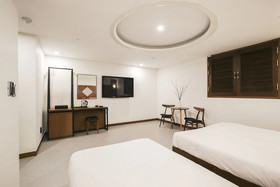 Themepark Tourist Hotel