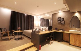 Busan Oncheonjang Mr Brick
