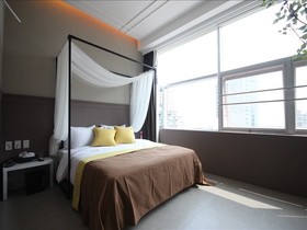 Club Hotel