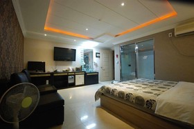 Gray Ground Hotel