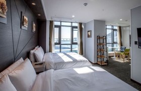 Griffin Bay Hotel
