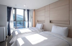 Griffin Bay Hotel