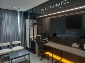 Reina Hotel