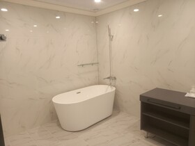Reina Hotel