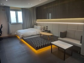 Reina Hotel