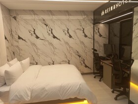 Reina Hotel