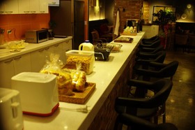 Sun and Moon Guest House - Hostel