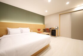 Calm Rest Hotel Gimhae