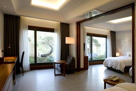 Pine Grove Hotel