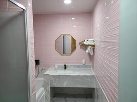 7 Bricks Hotel