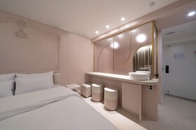 Glam Hotel