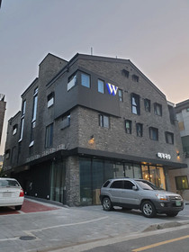 W Premium Airport Guesthouse