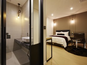 Urban Island Hotel