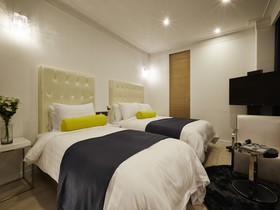 Urban Island Hotel