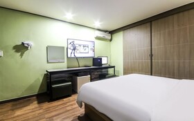 Q Motel