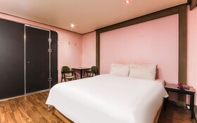 Q Motel