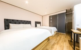 Q Motel
