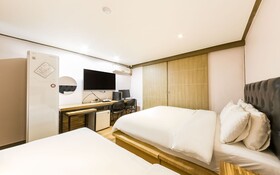 Q Motel