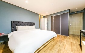 Q Motel