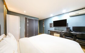 Q Motel