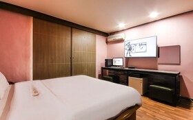 Q Motel