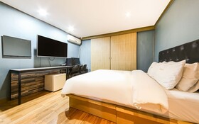 Q Motel