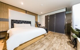 Q Motel