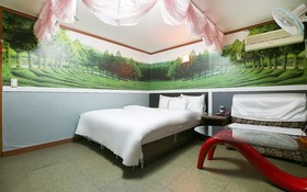 Sharp Motel