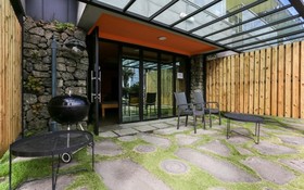 Seogwipo Black Land Lace Spa Pension
