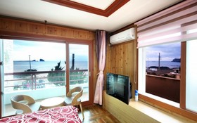 Seogwipo Hyeongjebawibada Pension
