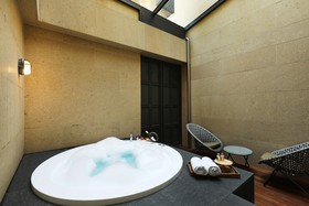 Kynd Hotel