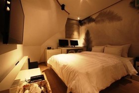 At Noon Hotel Sinchon