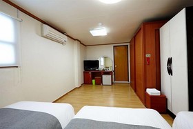 Hotel Sleepy Panda Stream Walk