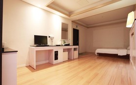 Mia Gallery