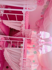 Pink  Bed And Breakfast Hostel