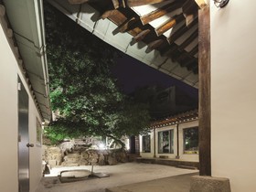 Side Hanok Residence
