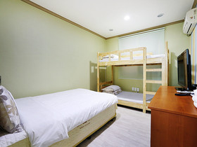 James Blue Guesthouse Hostel