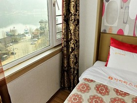 Iris Hotel