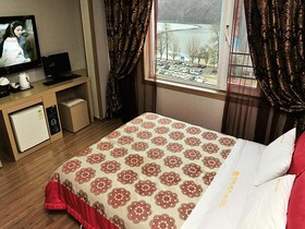 Iris Hotel