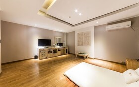 Hwaseong Wolmun Lavender Onchen Hotel