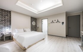 Hwaseong Wolmun Lavender Onchen Hotel